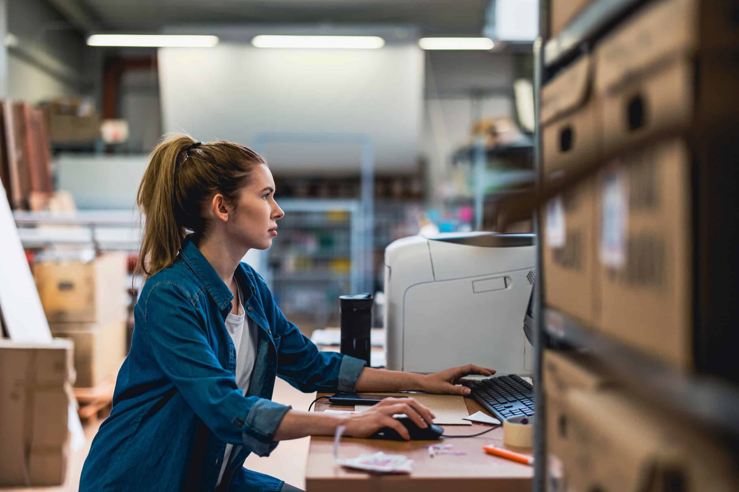 AdobeStock_496186087 A woman using a computer.